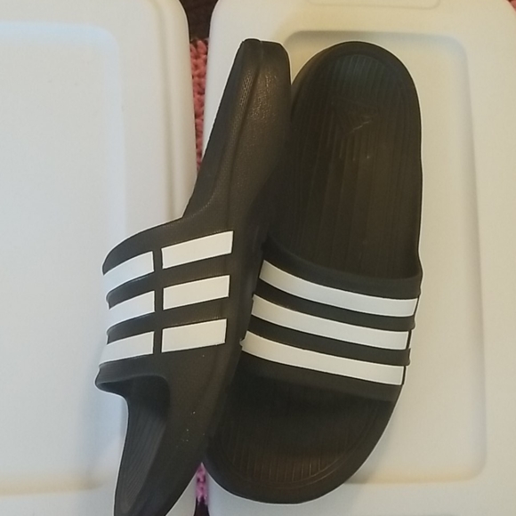 Adidas slip on/slides - Picture 2 of 3